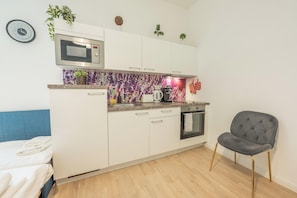 Refrigerador, microondas, placa de cocina, cafetera/tetera