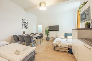 1 habitación, tabla de planchar con plancha y cuna de viaje