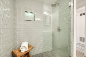 Dusche, Haartrockner, HandtĂŒcher