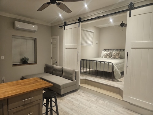 Cozy 1 br apartment with a private entrance and patio in Fairfield