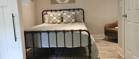 1 habitación, tabla de planchar con plancha, wifi gratis y ropa de cama