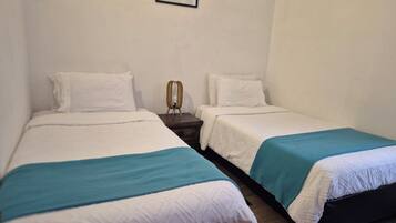 Chambre Standard avec lits jumeaux | Fer et planche Ă repasser, Wi-Fi gratuit