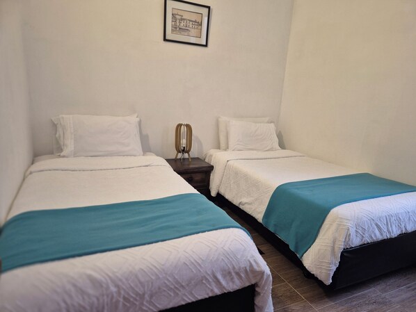 Chambre Standard avec lits jumeaux | Fer et planche à repasser, Wi-Fi gratuit