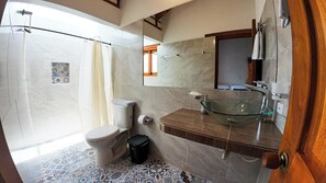 Chambre Familiale | Salle de bain | Douche, articles de toilette gratuits, savon, papier toilette