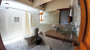 Chambre Familiale | Salle de bain | Douche, articles de toilette gratuits, savon, papier toilette