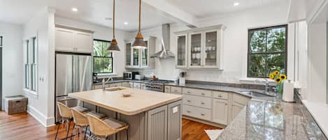 Kjøleskap, mikrobølgeovn, ovn og oppvaskmaskin