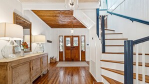 Un escalier en bois avec une rampe bleue menant à un palier.
