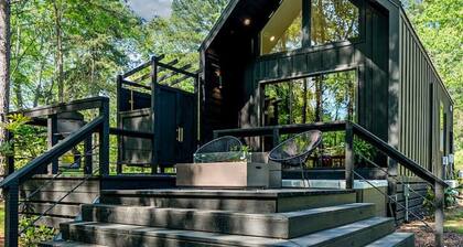 Private Lakeside Couples Cabin, Hot Tub & Fire Pit