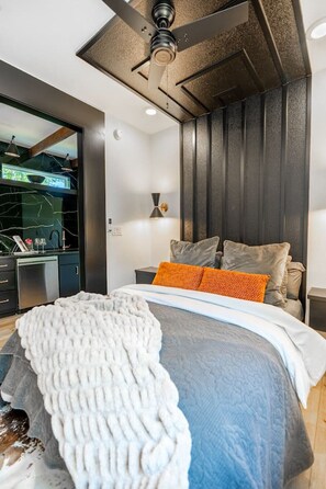 Iron/ironing board, WiFi, bed sheets - Private Lakeside Couples Cabin, Hot Tub & Fire Pit - Dark Horse (Bullard)