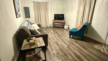 Smart TV, DVD player, livros