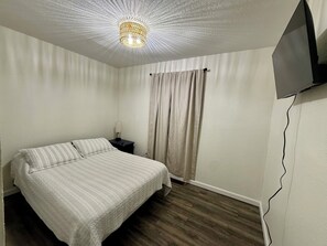 3 slaapkamers, een strijkplank/strijkijzer, gratis wifi, beddengoed