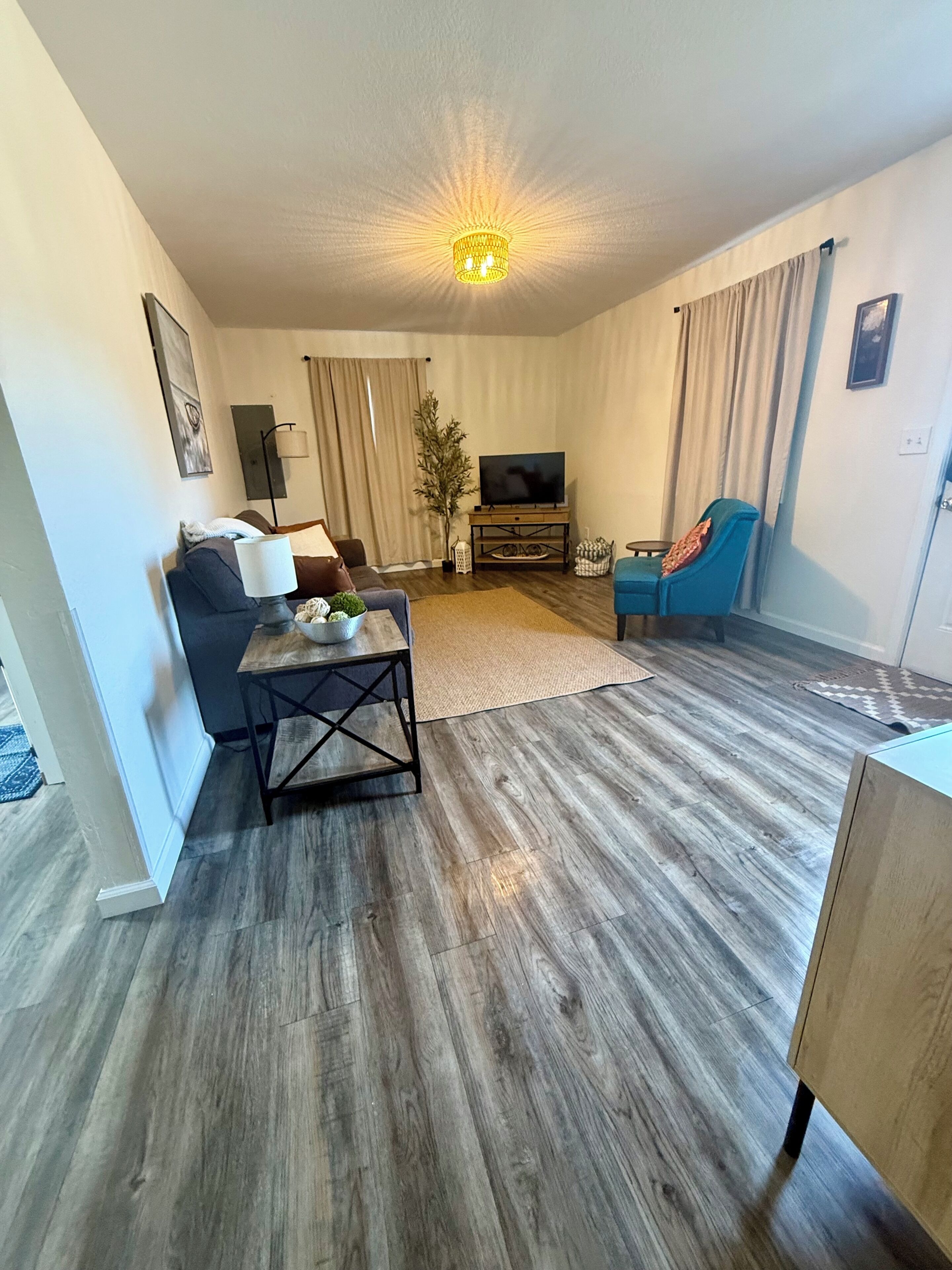 Smart-TV, DVD-spiller og bøker