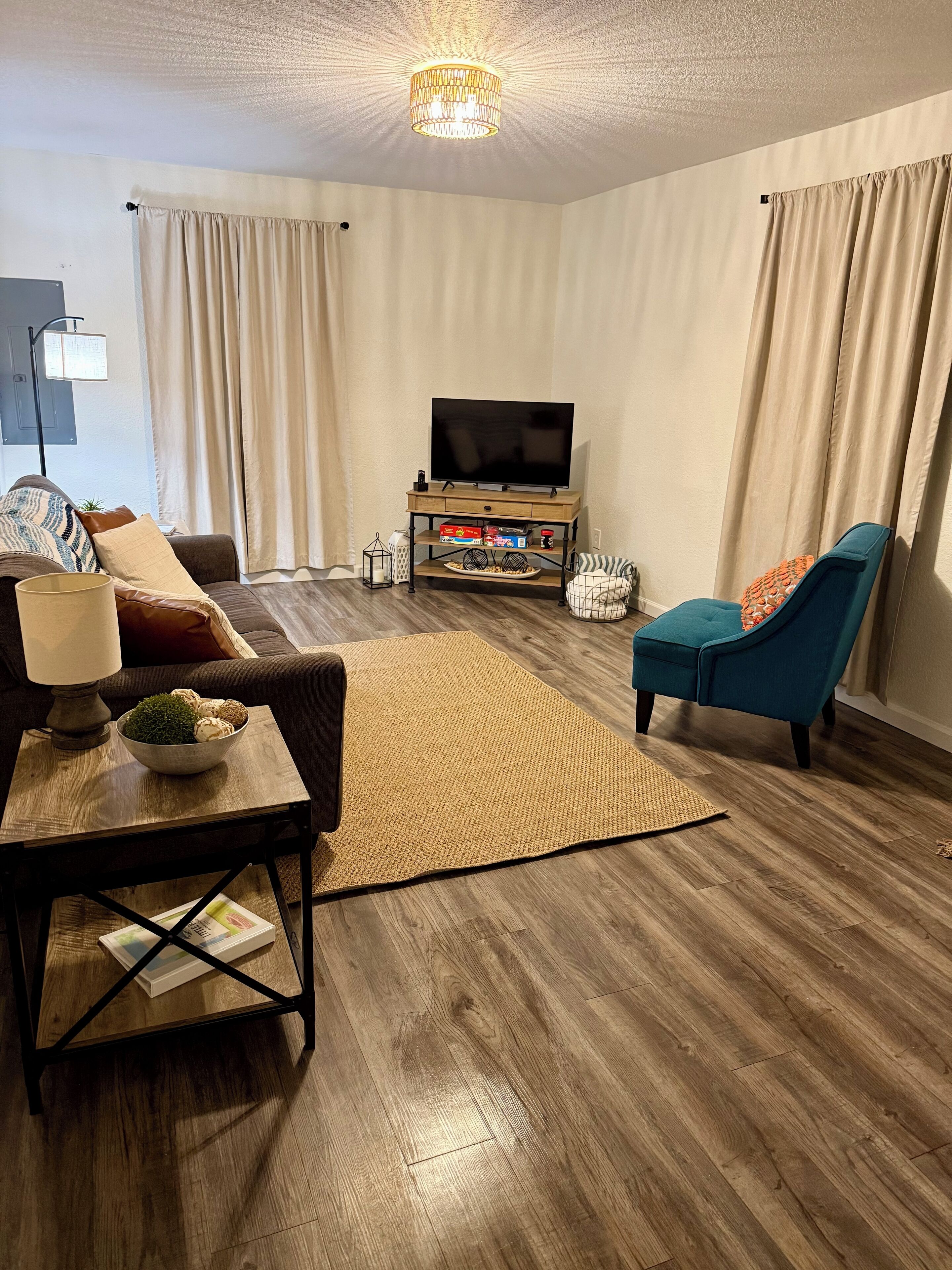 Una Smart TV, un reproductor de DVD, libros