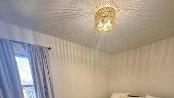 3 slaapkamers, een strijkplank/strijkijzer, gratis wifi, beddengoed