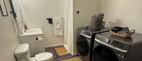 Douche, séchoir à cheveux, serviettes fournies, savon