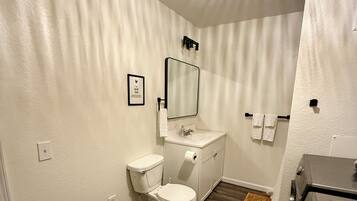 Ducha, secador de pelo, toallas y jabón