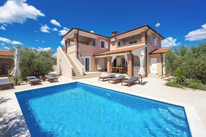 Een verwarmd zwembad