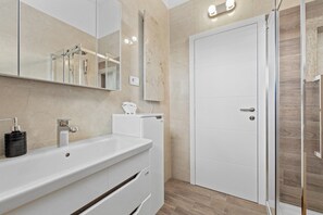 Douche, sèche-cheveux, serviettes fournies