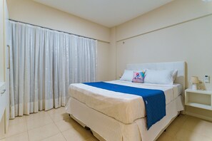 Escritorio y espacio para trabajar con laptop 