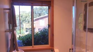 Een haardroger, handdoeken, zeep, toiletpapier