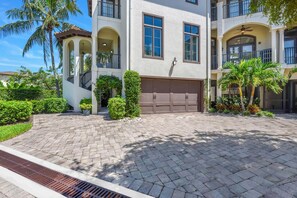 Exterior - Elegant Villa in Olde Naples | Steps to Dining, Shopping & Gulf Sunsets (Naples)