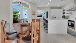 Una cocina moderna con armarios blancos, electrodomésticos de acero inoxidable y una isla grande.