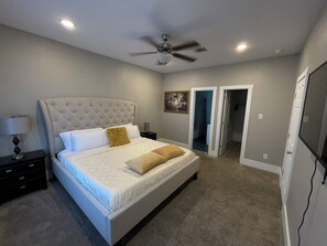 4 bedrooms, iron/ironing board, WiFi, bed sheets - Modern Home with Terrace, near Downtown/NRG Stadium/Medical Center! (Houston)