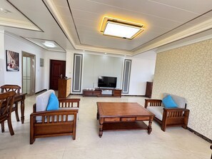 Escritorio, cortinas blackout, sistema de insonorización y wifi gratis