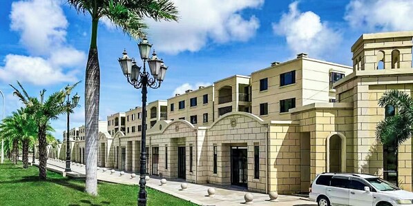 Desk, blackout curtains, soundproofing, free WiFi