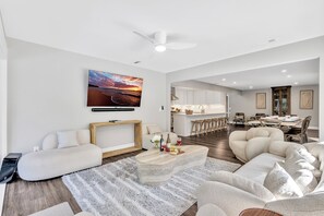 Smart TV, pebolim, livros