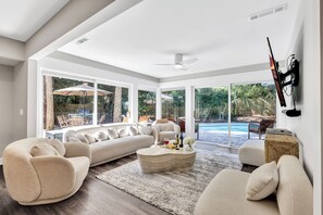 TV connectée, baby-foot, livres