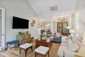 スマートテレビ、暖炉、書庫