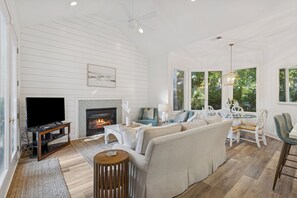 Smart-TV, Kamin, Bücher