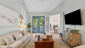 TV connectée, cheminée, livres