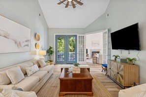 スマートテレビ、暖炉、書庫