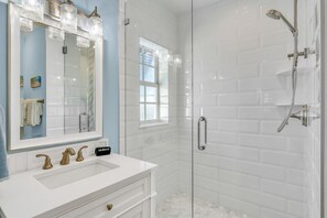 Dusche, Haartrockner, Handtücher
