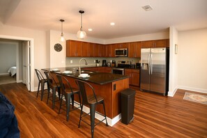 Private kitchen - Modern Comfort Stay in Downtown Cleveland (Cleveland)