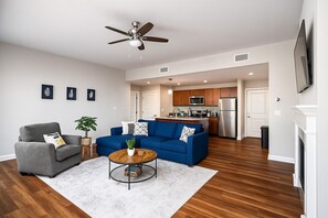 Living area - Modern Comfort Stay in Downtown Cleveland (Cleveland)