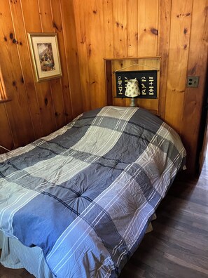 2 bedrooms, iron/ironing board, WiFi