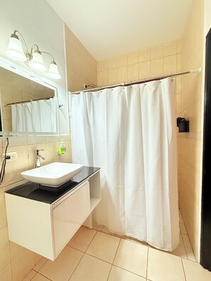 Toallas, jabón, papel de baño 