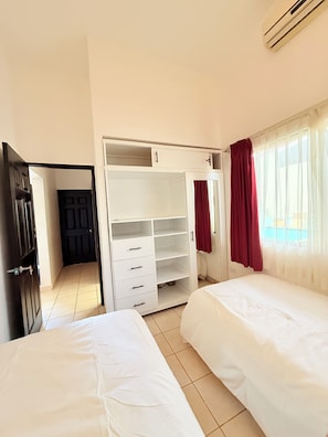 3 slaapkamers, een strijkplank/strijkijzer, wifi, beddengoed
