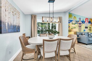 Dining - Gone to the Beach cozy small home located near beach (Santa Rosa Beach)