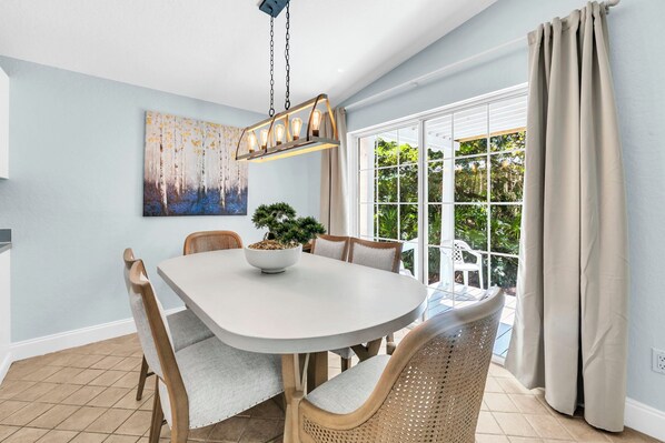 Dining - Gone to the Beach cozy small home located near beach (Santa Rosa Beach)