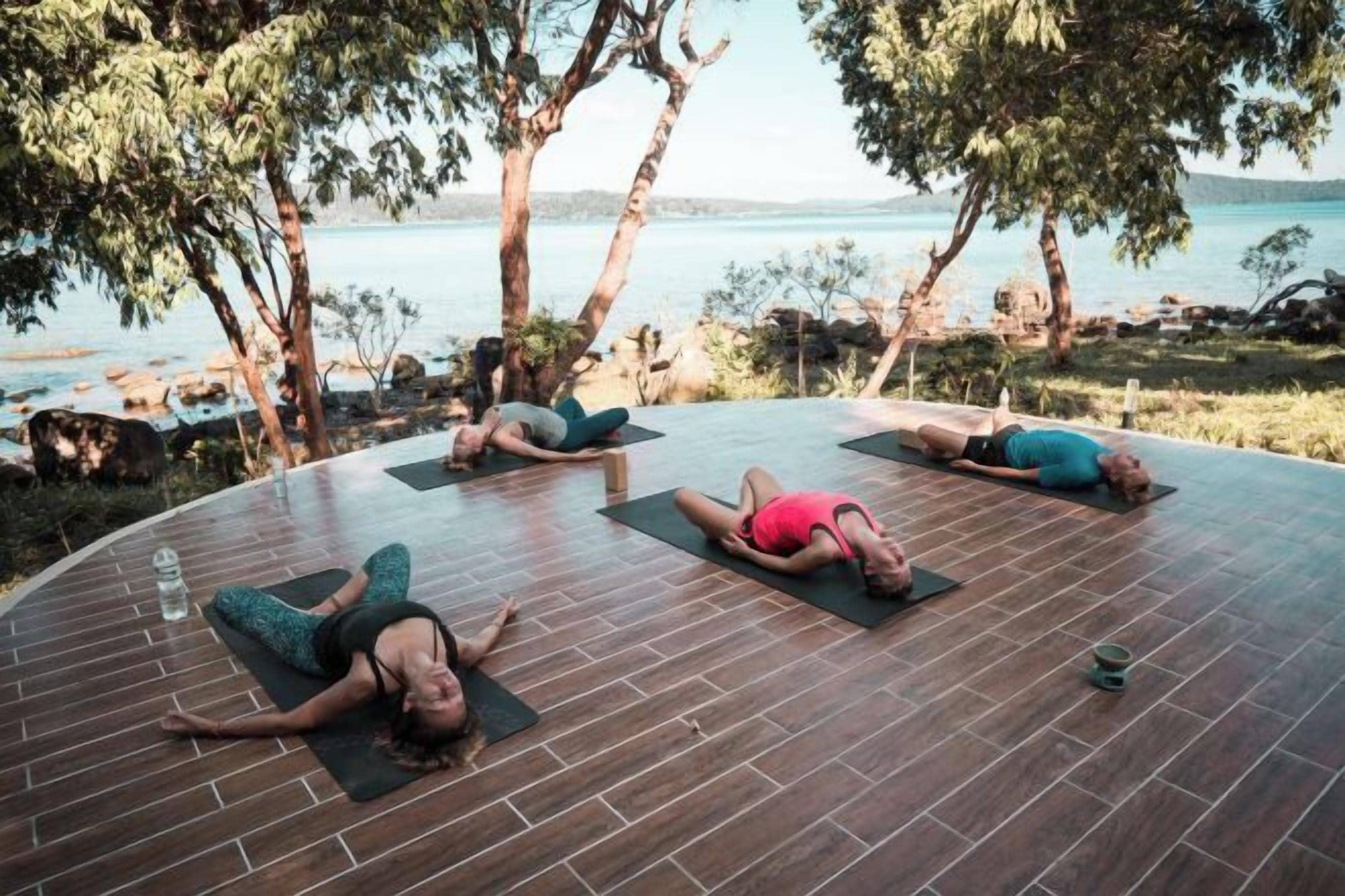 สระว่ายน้ำกลางแจ้ง