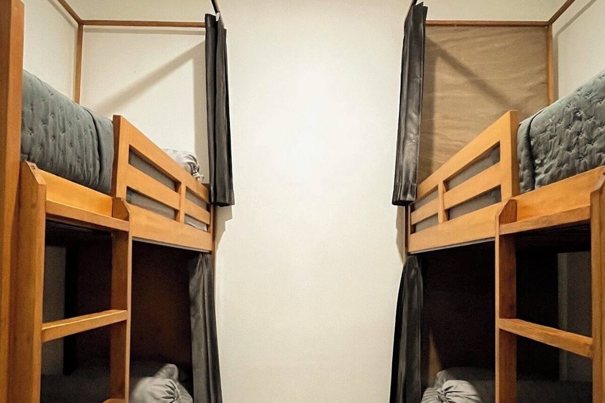 Cubrecamas, wifi gratis y ropa de cama 