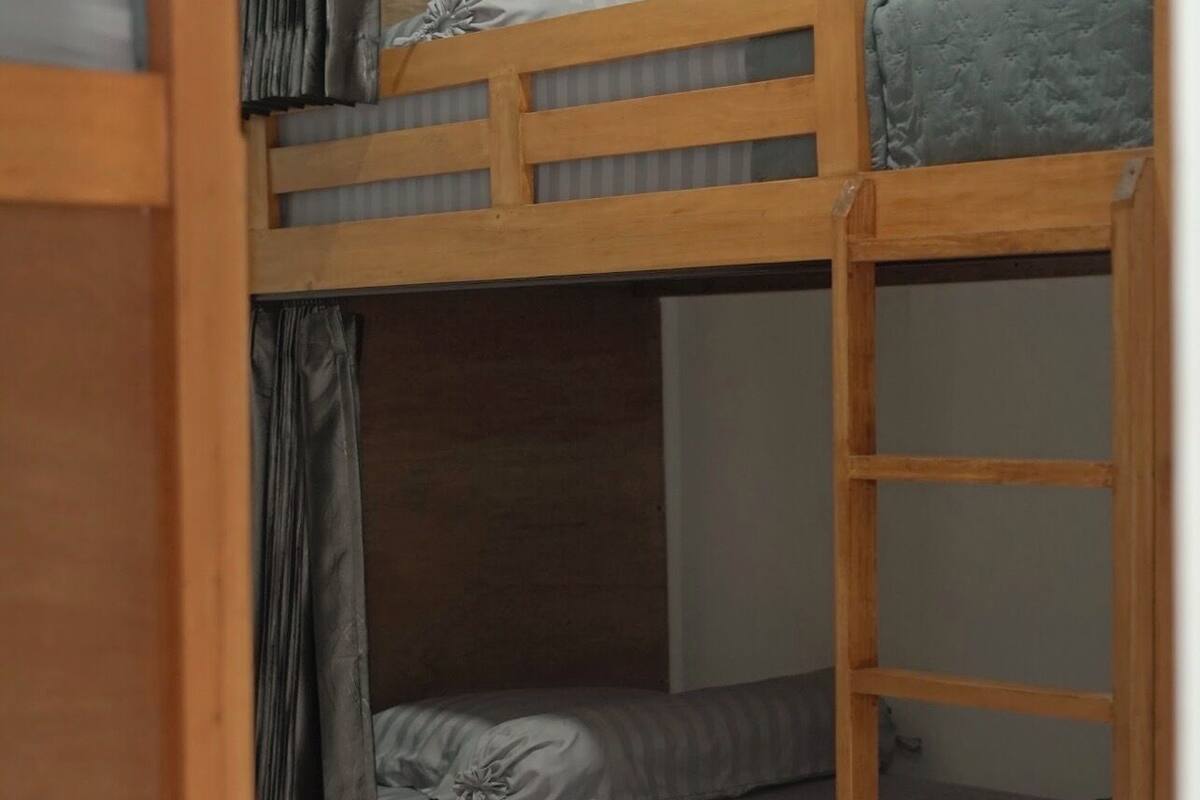 Cubrecamas, wifi gratis y ropa de cama 