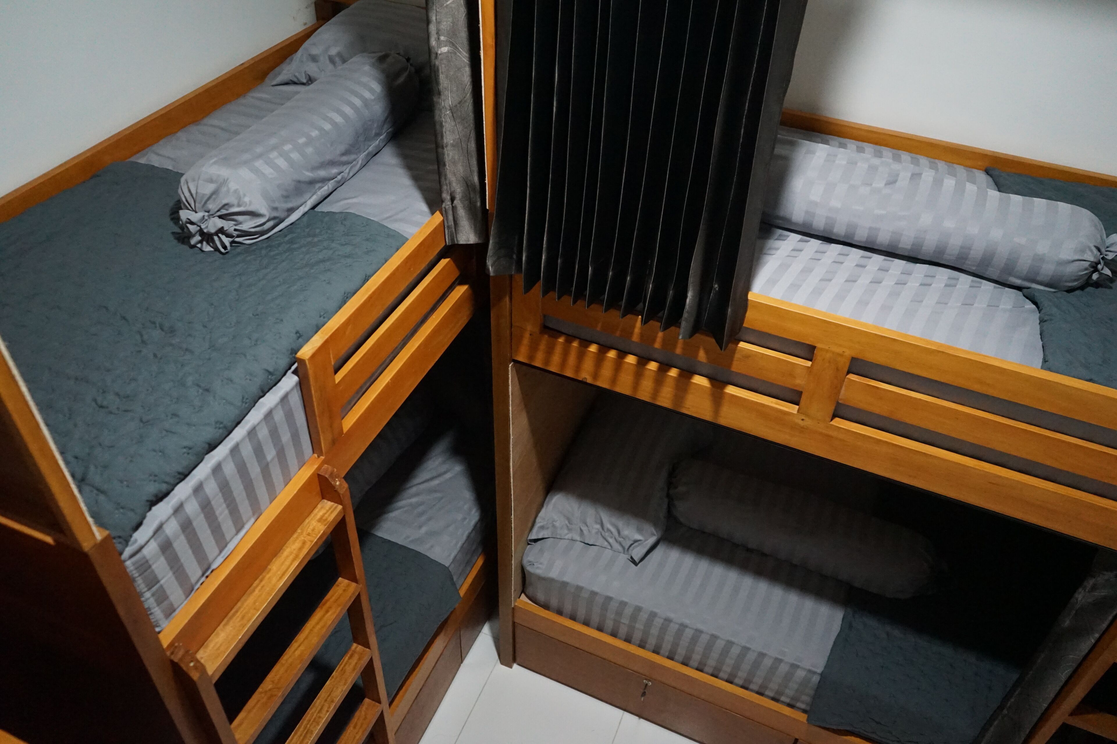 Dormitorio compartido, solo para mujeres | Edredones de plumas, wifi gratis, ropa de cama