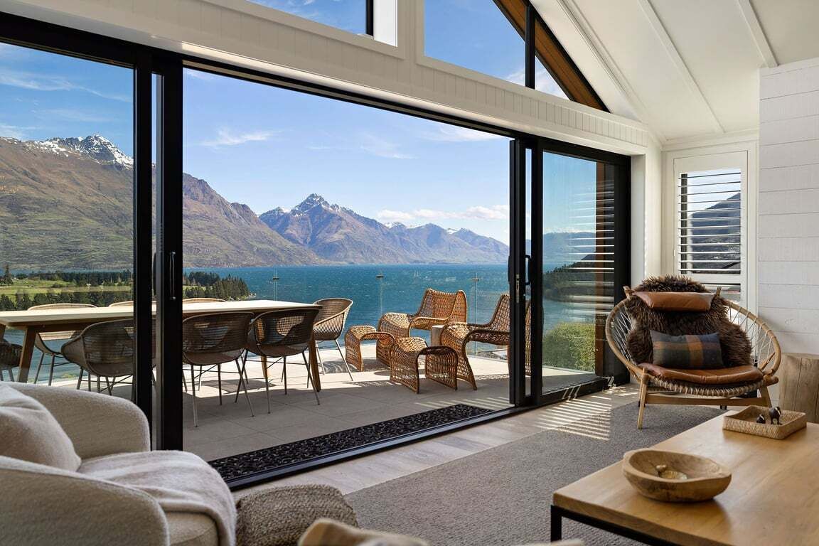 Una televisión, una chimenea, un reproductor estéreo