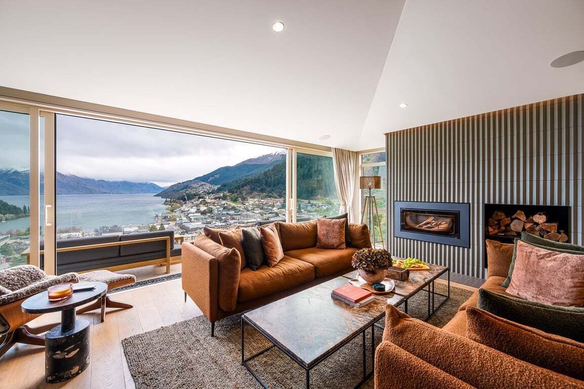 تلفزيون، مدفأة، كُتُب، ستيريو