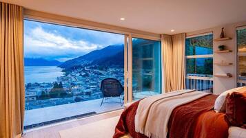 3 bedrooms, desk, iron/ironing board, travel crib